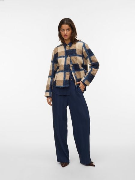 Vero Moda Kurtka pluszowa w kolorze beżowo-granatowym rozmiar: S. Brązowe kurtki damskie Vero Moda, s, bez wzorów, z materiału, bez kaptura. Za 191.42 zł.