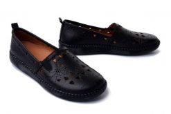 MANITU 840073-01 schwarz, półbuty damskie. Czarne półbuty damskie Manitu, w ażurowe wzory, ze skóry, bez obcasa. Za 255.92 zł.