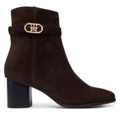 Botki Tommy Hilfiger. Brązowe botki damskie Tommy Hilfiger, bez obcasa, na słupku, bez zapięcia. Za 699.99 zł.
