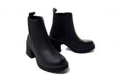 ARTIKER RELAKS 51C0298 czarny, botki damskie. Czarne botki damskie Artiker Relaks, na zimę, ze skóry, bez obcasa, bez zapięcia. Za 394.90 zł.