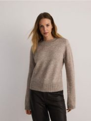 Sweter z ozdobną aplikacją - beżowy. Brązowe swetry klasyczne damskie Reserved, l, z dzianiny, bez kołnierzyka. W wyprzedaży za 79.99 zł.