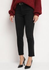 Czarne Jeansy o Kroju Mom Fit z Wysokim Stanem i Dodatkowym Paskiem Senithiel. Czarne jeansy damskie Born2be, z podwyższonym stanem. Za 109.99 zł.