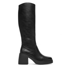 Kozaki DeeZee. Czarne kozaki damskie DeeZee, bez obcasa, na słupku. Za 219.99 zł.