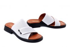 Artiker Relaks 58C2791 biały, klapki damskie. Białe klapki damskie Artiker Relaks, bez wzorów, bez obcasa. Za 219.90 zł.