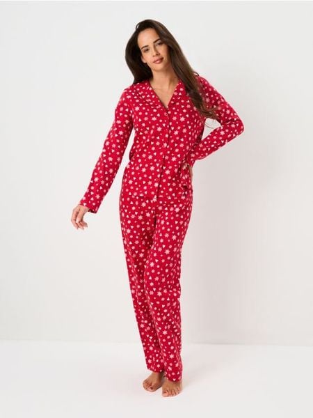 Świąteczna piżama dwuczęściowa z nadrukiem serc i śnieżynek - czerwony. Czerwone piżamy damskie Sinsay, l, bez wzorów, bez ramiączek. W wyprzedaży za 39.99 zł.