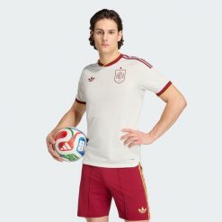 Koszulka wyjazdowa Hiszpania 26 Authentic. Białe t-shirty sportowe męskie Adidas, l, z materiału, bez ramiączek, do piłki nożnej, climacool (adidas). Za 649.00 zł.