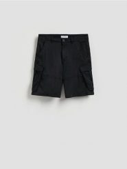 Szorty cargo - czarny. Czarne szorty męskie Reserved, bez wzorów, z bawełny. Za 139.99 zł.