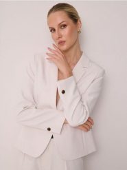 Klasyczny żakiet zapinany na guzik - kremowy. Białe marynarki i żakiety damskie Sinsay, l, bez wzorów, klasyczne. Za 69.99 zł.