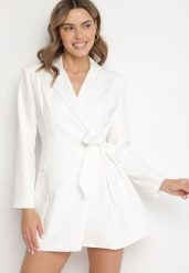 Biała Kopertowa Sukienka z Imitacją Kieszeni Talriti. Białe sukienki damskie Born2be, l, bez wzorów, eleganckie, bez kołnierzyka, bez ramiączek, mini, kopertowe. Za 89.99 zł.