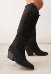 Czarne Kozaki Kowbojki na Stożku z Gładką Cholewką z Imitacji Zamszu Halille. Czarne kozaki damskie Renee, z materiału, z otwartym noskiem, bez obcasa, na obcasie. Za 199.99 zł.