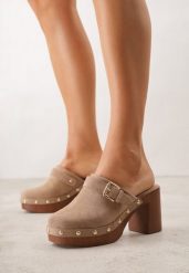 Ciemnobeżowe Klapki na Słupku w Stylu Chodaków z Klamrami i Nitami Semelaia. Brązowe klapki damskie Renee, z aplikacjami, bez obcasa, na obcasie. Za 149.99 zł.