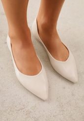 Jasnobeżowe Eleganckie Eleganckie Balerinki z Noskiem w Szpic Abssis. Brązowe baleriny damskie Born2be, bez wzorów, z jeansu, bez obcasa. Za 59.99 zł.