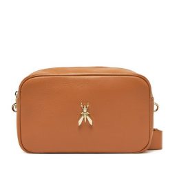 Torebka Patrizia Pepe. Brązowe listonoszki damskie Patrizia Pepe, bez wzorów, bez dodatków. Za 549.99 zł.