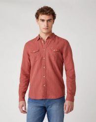 KOSZULA MĘSKA WRANGLER LS 2PKT FLAP SHIRT BARN RED W5A5LOXER 112130061. Czerwone koszule męskie Wrangler, m, bez wzorów, bez kołnierzyka, bez ramiączek. Za 129.99 zł.