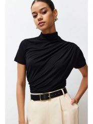 Trendyol Koszulka w kolorze czarnym rozmiar: M. Czarne bluzki damskie Trendyol, m, bez wzorów, bez kołnierzyka. Za 66.00 zł.