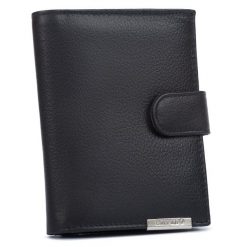 Duży, skórzany portfel męski w czarnym kolorze zamykany zatrzaskiem - 4U Cavaldi. Czarne portfele męskie 4U Cavaldi, bez wzorów, ze skóry. Za 45.00 zł.