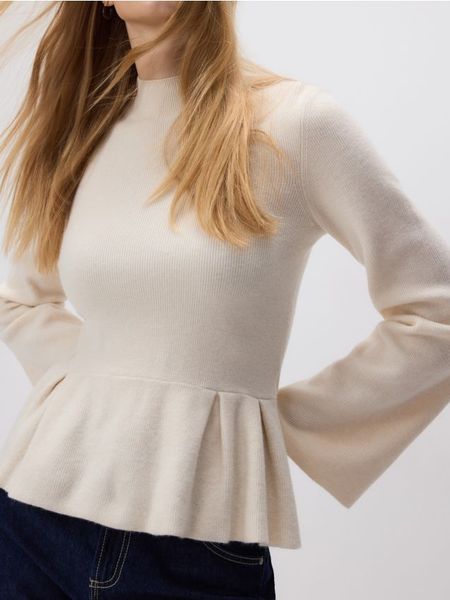 Sweter z baskinką - kremowy. Białe swetry klasyczne damskie Reserved, l, z dzianiny, bez kołnierzyka. Za 129.99 zł.