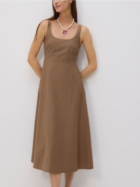 Sukienka midi - brązowy. Brązowe sukienki damskie Reserved, l, bez wzorów, z tkaniny, bez kołnierzyka, bez ramiączek, midi, rozkloszowane. W wyprzedaży za 45.99 zł.