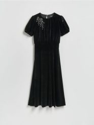 Welurowa sukienka midi - czarny. Czarne sukienki damskie Reserved, l, bez wzorów, z dzianiny, bez kołnierzyka, bez ramiączek, midi, rozkloszowane. Za 279.99 zł.