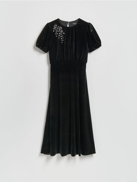 Welurowa sukienka midi - czarny. Czarne sukienki damskie Reserved, l, bez wzorów, z dzianiny, bez kołnierzyka, bez ramiączek, midi, rozkloszowane. W wyprzedaży za 199.99 zł.