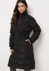 Czarna Kurtka Pikowana o Taliowanym Kroju z Szeroką Gumką w Pasie i Stójką Hedilaine. Czarne kurtki damskie Born2be, l, bez wzorów, z jeansu, bez kaptura. Za 119.99 zł.
