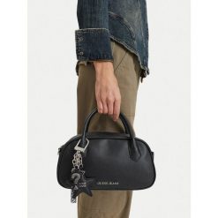 Torebka Guess Jeans. Czarne torebki klasyczne damskie Guess Jeans, z aplikacjami, z jeansu, bez dodatków. Za 249.99 zł.