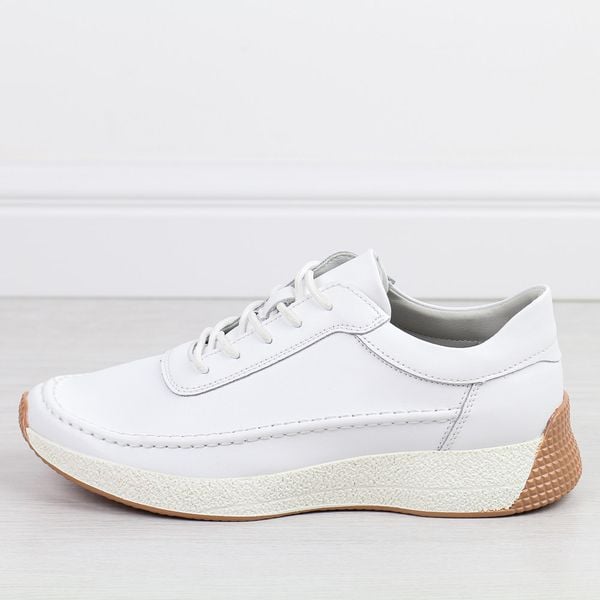 Białe skórzane półbuty damskie Sergio Leone sp013A. Białe półbuty damskie Sergio Leone, bez wzorów, ze skóry, eleganckie, z okrągłym noskiem, bez obcasa. Za 209.00 zł.