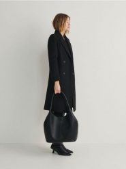 Torebka hobo - czarny. Czarne torebki klasyczne damskie Reserved, bez wzorów, ze skóry, bez dodatków. Za 159.99 zł.
