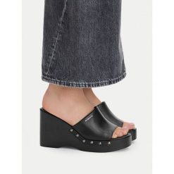 Klapki G-Star. Czarne klapki damskie G-Star, bez wzorów, bez obcasa. Za 259.99 zł.