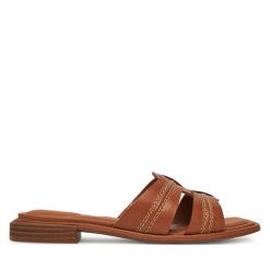 Klapki Clarks. Brązowe klapki damskie Clarks, bez wzorów, bez obcasa. Za 309.99 zł.