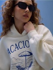 Dresowa bluza hoodie z nadrukiem "Vacaciones" - kremowy. Białe bluzy bez kaptura damskie Sinsay, l, z dresówki. Za 49.99 zł.