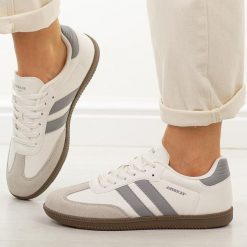 Biało szare półbuty damskie American Club RD30. Białe półbuty damskie American CLUB, bez wzorów, z jeansu, klasyczne, z okrągłym noskiem, bez obcasa, na płaskiej podeszwie. Za 179.00 zł.