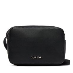 Torebka Calvin Klein. Czarne listonoszki damskie CALVIN KLEIN, bez wzorów, bez dodatków. Za 219.99 zł.