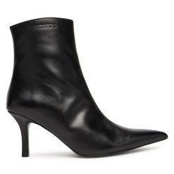 Botki Patrizia Pepe. Czarne botki damskie Patrizia Pepe, bez obcasa, na szpilce, bez zapięcia. Za 1,579.00 zł.
