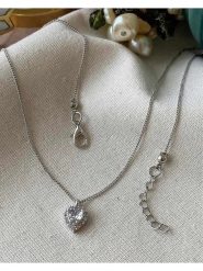 Luseera Pozłacany naszyjnik z zawieszką - dł. 45 cm rozmiar: onesize. Szare naszyjniki damskie Luseera, pozłacane. Za 34.99 zł.