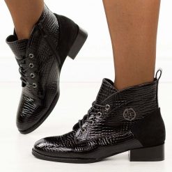 Czarne lakierowane botki damskie Filippo DBT4824/25. Czarne botki damskie Filippo, na jesień, z jeansu, eleganckie, z okrągłym noskiem, bez obcasa, na płaskiej podeszwie, bez zapięcia. Za 199.00 zł.