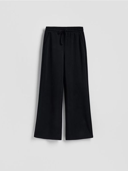 Spodnie z szeroką nogawką - czarny. Czarne spodnie materiałowe damskie Reserved, bez wzorów, z dzianiny. Za 119.99 zł.