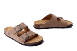 DR. BRINKMANN 600134-08 beige, klapki damskie. Brązowe klapki damskie Dr. Brinkmann, bez wzorów, ze skóry, bez obcasa. Za 284.90 zł.