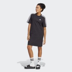 Sukienka sportowa Adidas Essentials 3-Stripes Single Jersey Boyfriend Tee Dress. Czarne sukienki damskie Adidas, na co dzień, uniwersalny, bez wzorów, z jersey, sportowe, bez kołnierzyka, bez ramiączek, sportowe. Za 179.00 zł.