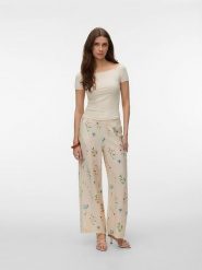 Vero Moda Spodnie w kolorze beżowym rozmiar: M. Brązowe spodnie materiałowe damskie Vero Moda, bez wzorów, z materiału, z podwyższonym stanem. Za 92.42 zł.
