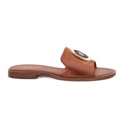 Lewski Shoes Skórzane Klapki Z Ozdobą Na Płaskim Obcasie Lewski 3047/O Camel brązowe. Brązowe klapki damskie z aplikacjami, ze skóry, bez obcasa, na płaskiej podeszwie. Za 432.39 zł.