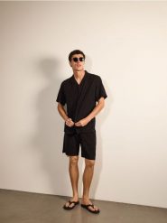 Strukturalne szorty regular fit - czarny. Czarne szorty męskie Reserved, z dzianiny, bez kołnierzyka. Za 119.99 zł.