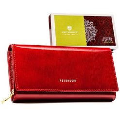 Czerwony portfel damski ze skóry naturalnej zamykany na zatrzask - Peterson. Czerwone portfele damskie Peterson, bez wzorów, z lakierowanej skóry. Za 129.99 zł.
