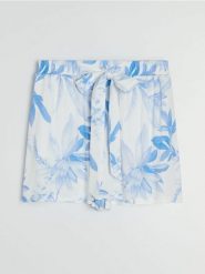 Wiskozowe szorty z ozdobnym wiązaniem w roślinny wzór - niebieski. Niebieskie szorty damskie Sinsay, bez wzorów, z wiskozy. Za 39.99 zł.