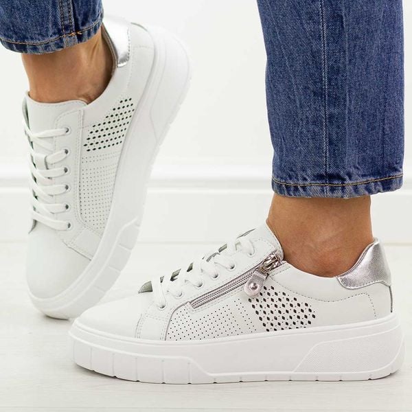 Białe skórzane półbuty damskie Jezzi 9778. Białe półbuty damskie Jezzi, bez wzorów, z jeansu, klasyczne, z okrągłym noskiem, bez obcasa, na platformie. Za 229.00 zł.