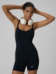 4F Kombinezon treningowy szybkoschnący damski - czarny L. Czarne kombinezony damskie 4f, l, bez wzorów, z materiału, bez kołnierzyka, bez ramiączek, krótkie. Za 149.99 zł.