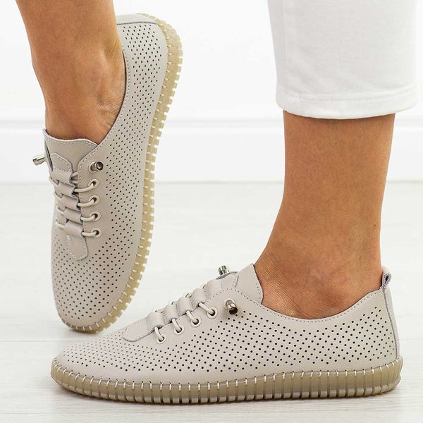 Beżowe skórzane półbuty damskie Filippo Dp6140/26. Brązowe półbuty damskie Filippo, w ażurowe wzory, z jeansu, biznesowe, z okrągłym noskiem, bez obcasa, na płaskiej podeszwie. Za 219.00 zł.