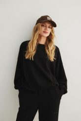 Bluza damska o kroju regular fit w kolorze TOTALLY BLACK- PHENIX-UNI. Czarne bluzy bez kaptura damskie Marsala, uniwersalny, z bawełny. Za 279.90 zł.