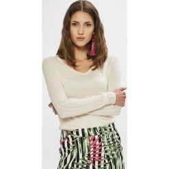 Tommy Jeans - Sweter. Niebieskie swetry klasyczne damskie Tommy Jeans, s, z dzianiny, bez kołnierzyka. W wyprzedaży za 269.90 zł.
