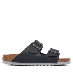 Klapki Birkenstock. Czarne klapki damskie Birkenstock, bez wzorów, bez obcasa. Za 399.99 zł.